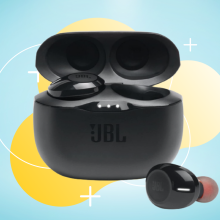 JBL 125TWS earbuds against a blue and yellow background